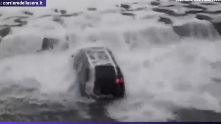 Photo of video | Momentul în care turiștii care au vrut să vadă de aproape o furtună, au fost luați de valuri cu tot cu mașini